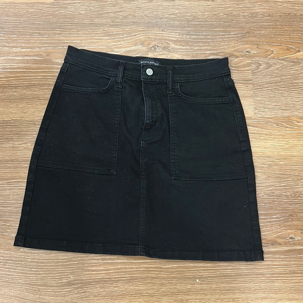 EUC black Denim  skirt size 6 - Banana Republic